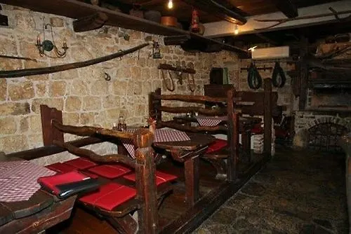 XIV Century Rooms Kaštela 3*,