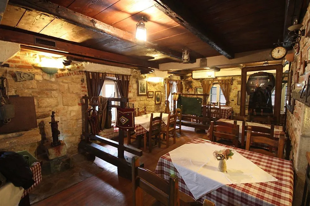 XIV Century Rooms Kaštela 3*,