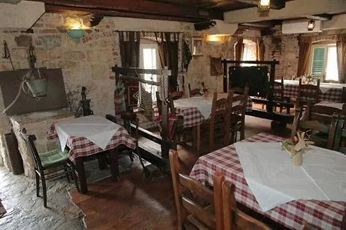 XIV Century Rooms Kaštela 住宿加早餐酒店